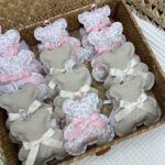 Bomboniera Orsetto Ricamato con Fiocchetto in Tulle