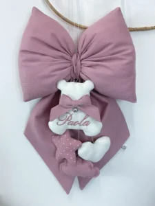 Fiocco nascita artigianale color rosa antico con pendenti a forma di orsetto personalizzato, stella a pois, cuore e nuvola.