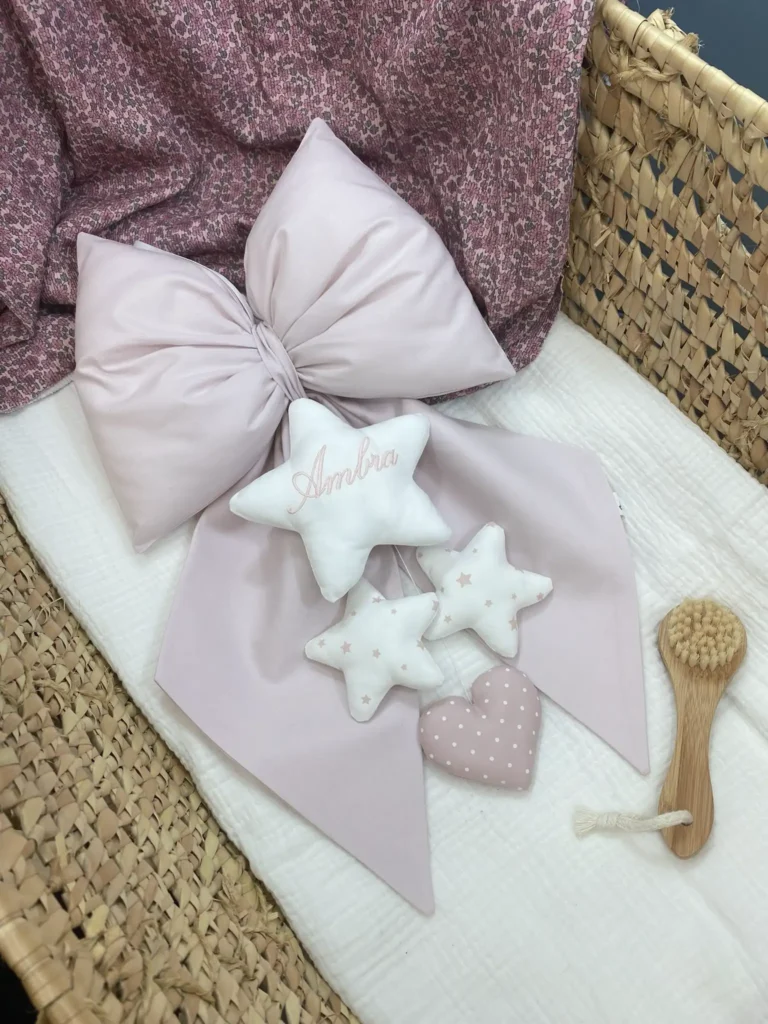 Fiocco nascita artigianale in cotone rosa cipria con stelle imbottite e cuore a pois, personalizzato con nome ricamato