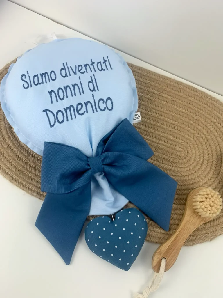Fiocco Palloncino bimbo ricamato con pendente