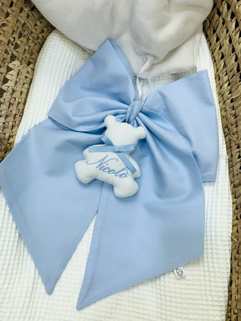 Fiocco Nascita con nodo e pendente ricamato